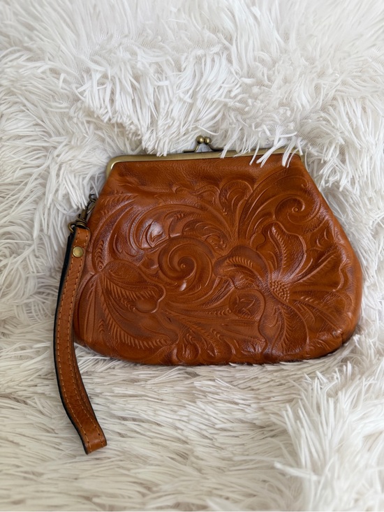 Patricia Nash Handbags - Patricia Nash Savena Tooled Leather Kiss Lock Wristlet Clutch - NWOT